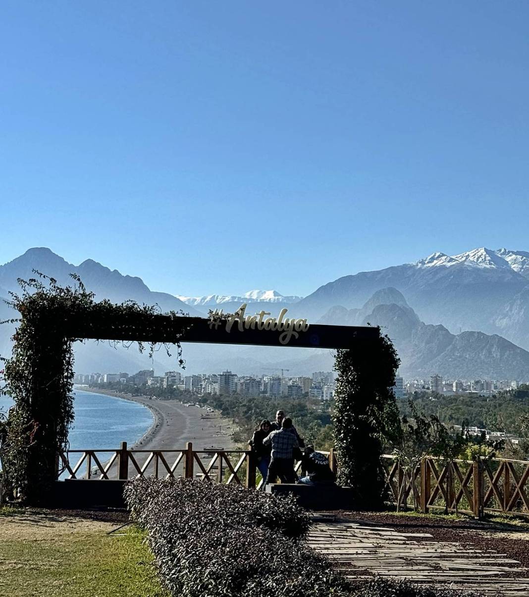 O kent iki mevsimi aynı anda yaşadı: Bir yanda kar, diğer yanda deniz keyfi! Dağ, tepe, sahil, deniz doldu taştı 11